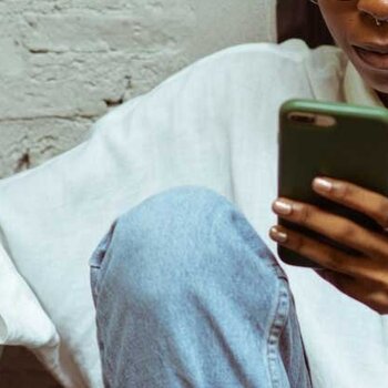 Photo de Ketut Subiyanto: https://www.pexels.com/fr-fr/photo/femme-smartphone-mur-naviguer-4353620/
