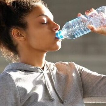 FACT OR FICTION: DOES WATER REALLY HYDRATE YOUR HAIR?